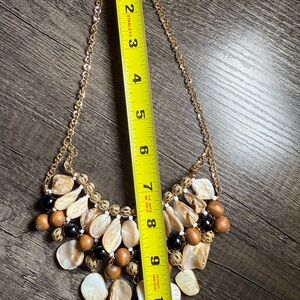 Elegant Shell and Bead Necklace